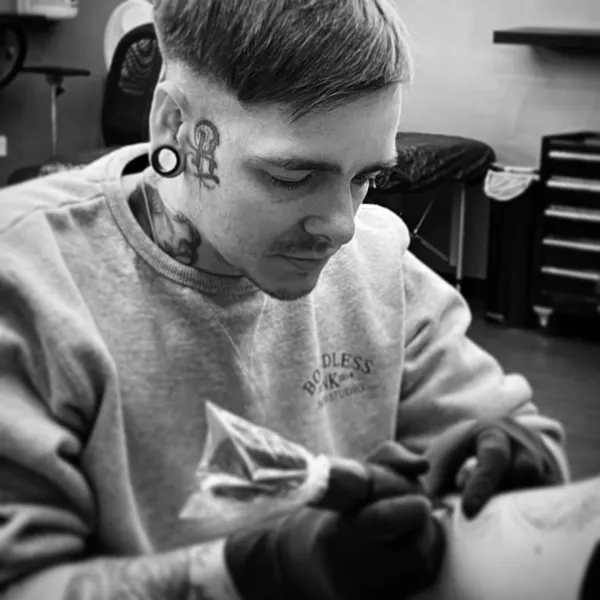 Lee tattooing in the studio